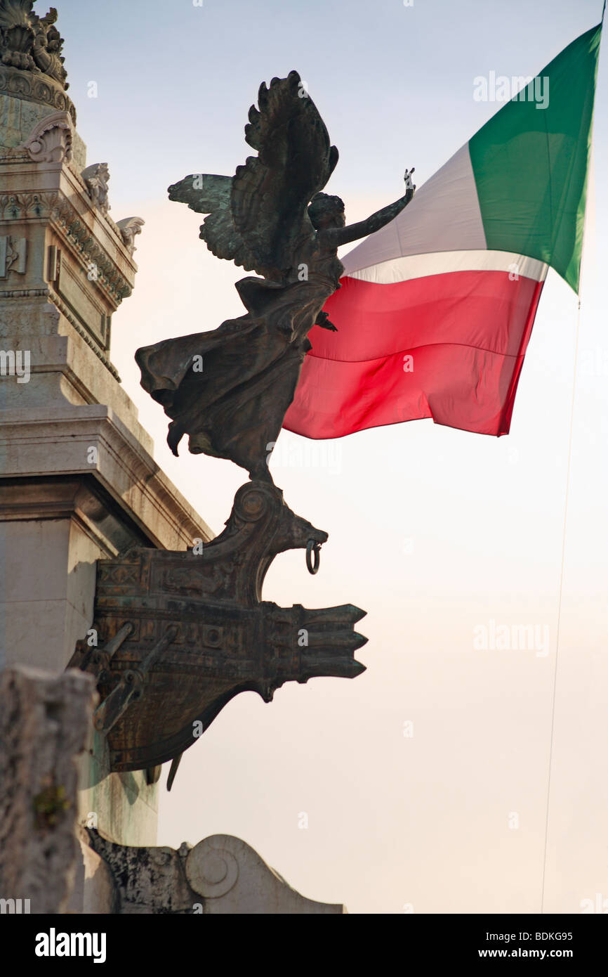 Angelo di bronzo e la bandiera italiana volare, Il Vitttoriano, Roma, Italia Foto Stock