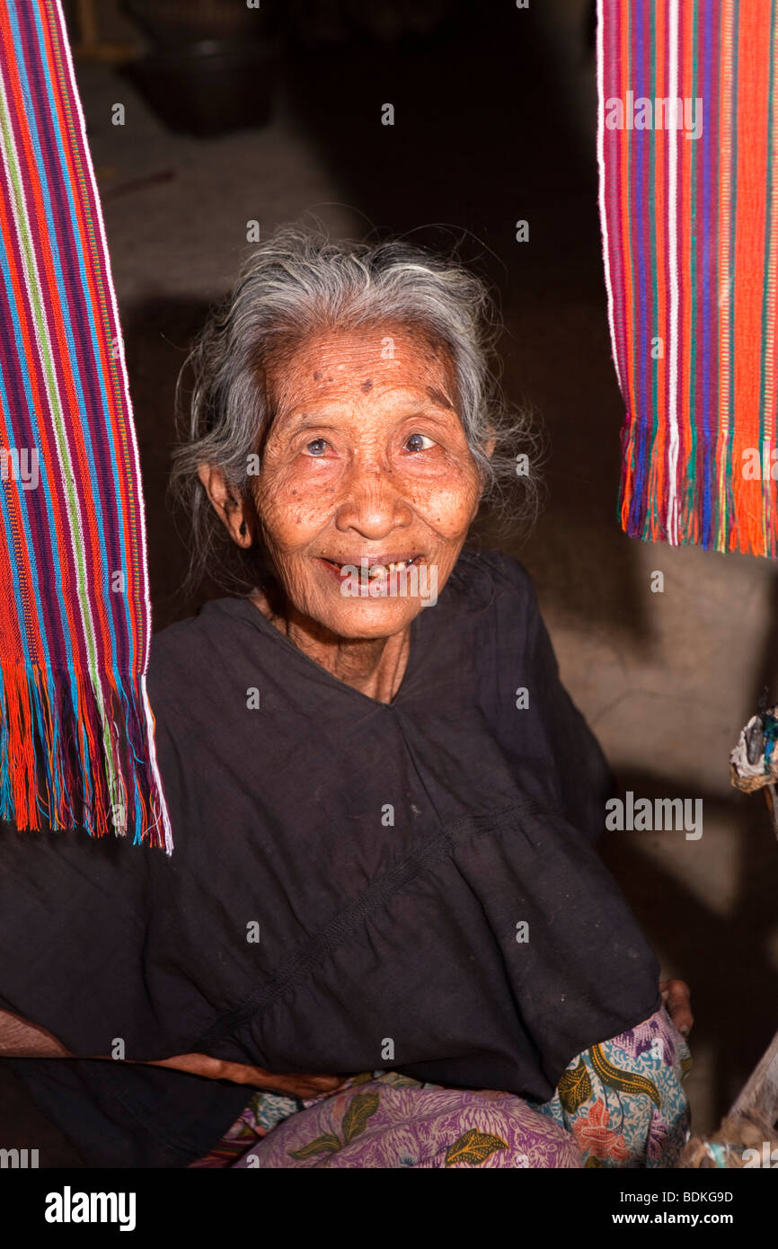 Indonesia, Lombok, Sade, tradizionale villaggio Sasak, anziani weaver con occhi difettoso Foto Stock