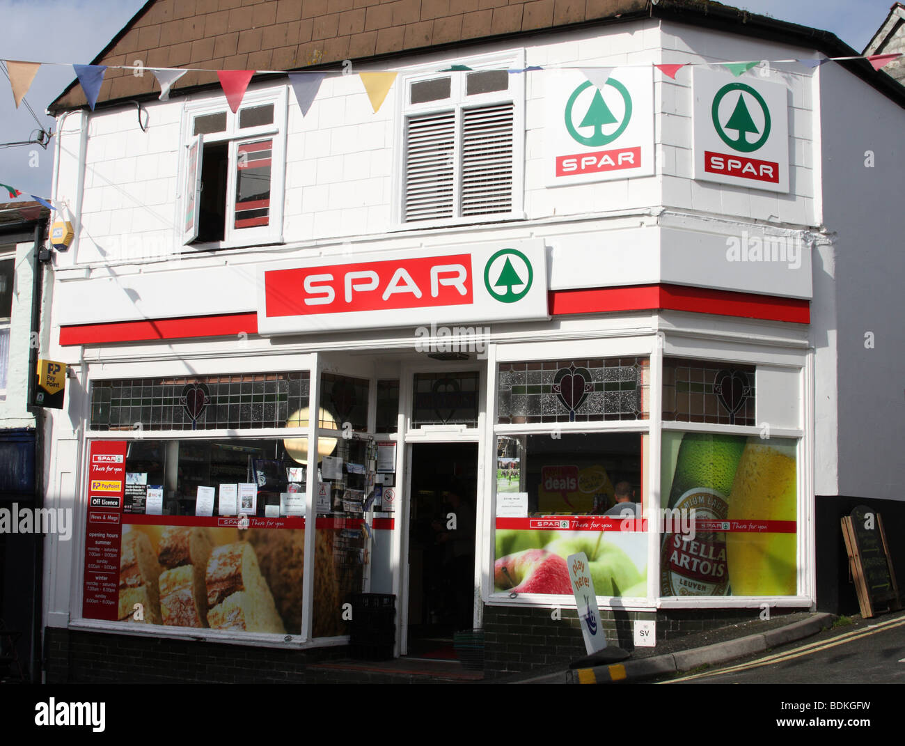 Un longherone convenience store in una città del Regno Unito. Foto Stock