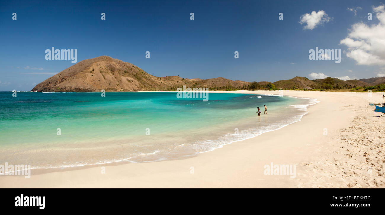 Indonesia, Lombok, South Coast, Mawun, spiaggia, visitatori tenendo nuotare in un idilliaco mare turchese, panorama Foto Stock