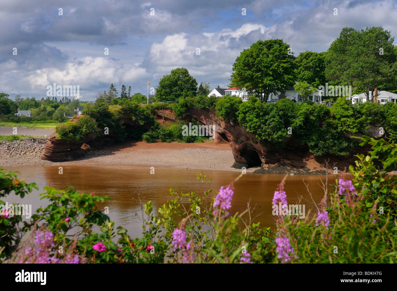 Case sul mare grotte e archi sulle rive del St Martins New Brunswick Baia di Fundy Canada Foto Stock