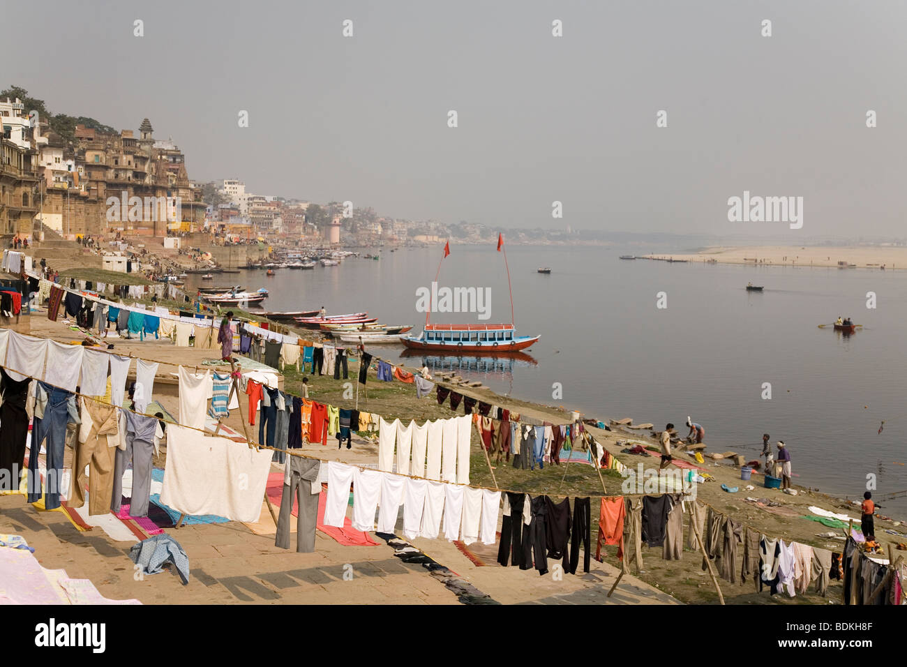 Il lavaggio è appesa ad asciugare sulle rive del Gange (Gange) fiume di Varanasi (India). Foto Stock