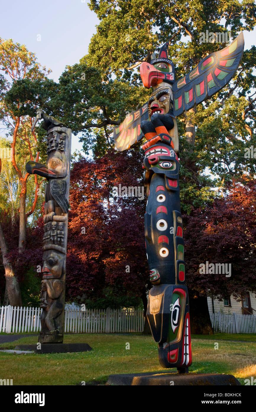 Totem Poles in Thunderbird Park, il centro cittadino di Victoria, l'isola di Vancouver, British Columbia, Canada. Foto Stock