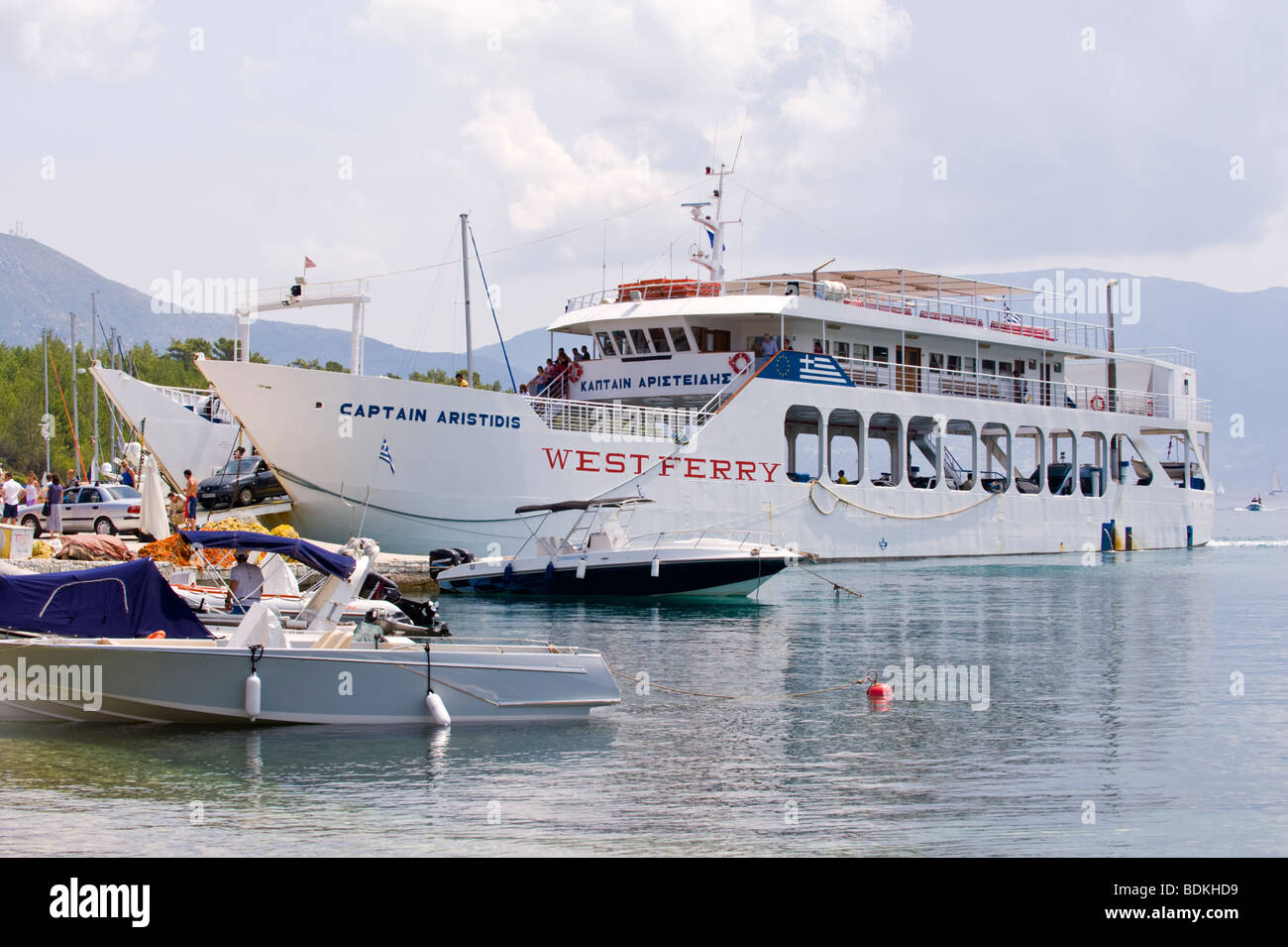 Di trasporto passeggeri e di traghetto per auto lo sbarco nel porto di Fiskardo sul Mediterraneo greca isola di Cefalonia in Grecia GR Foto Stock