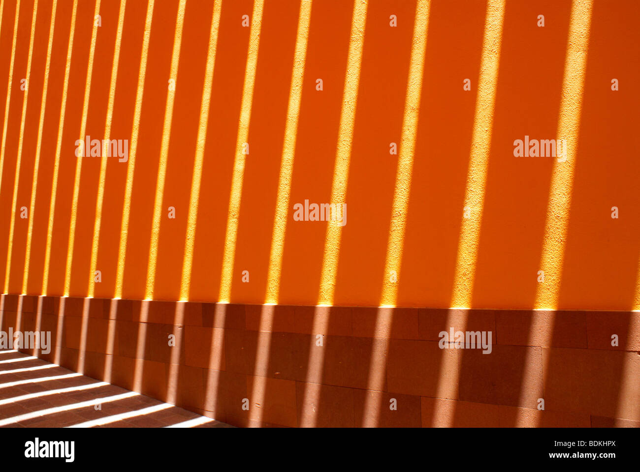 Corridoio in ihe Museo del Laberinto museo progettato da Ricardo Legoretta, Parque Tangamanga, San Luis de Potosí, Messico Foto Stock