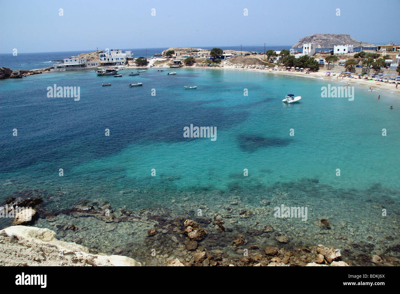 Piccole imbarcazioni in una laguna cristallina accanto alla spiaggia di Lefkos sull'isola greca di Karpathos, nel Dodecanneso catena di isole, Grecia. Foto Stock
