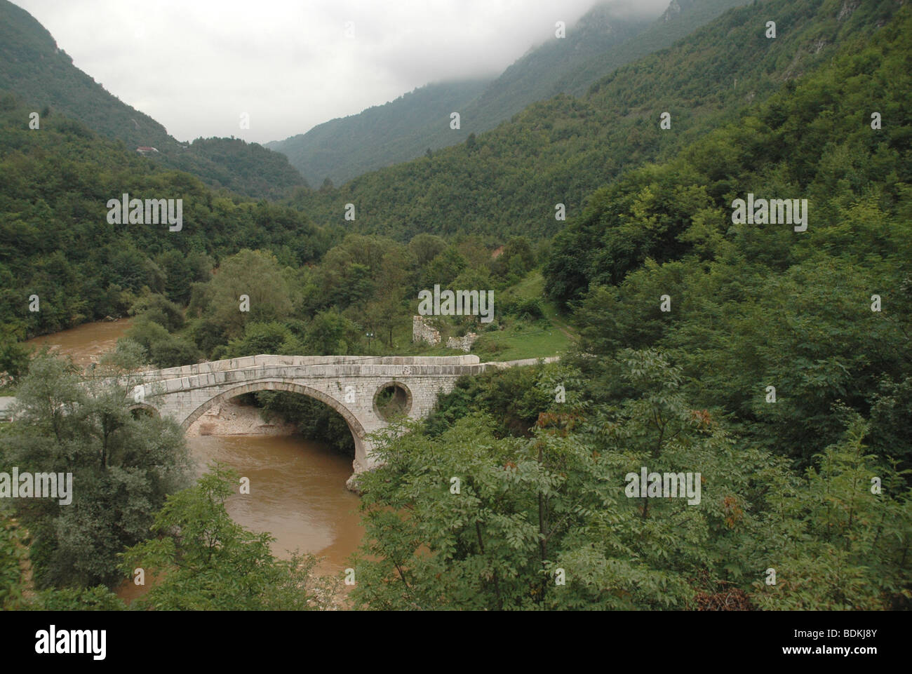 Una vista di capra al Bridge, un ponte in pietra che attraversa il fiume Miljacka ad est di Sarajevo, Bosnia ed Erzegovina. Foto Stock