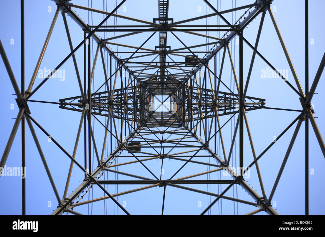 Guardando verso l'alto sotto il centro di un acciaio elettrico power tower in Giappone. Foto Stock