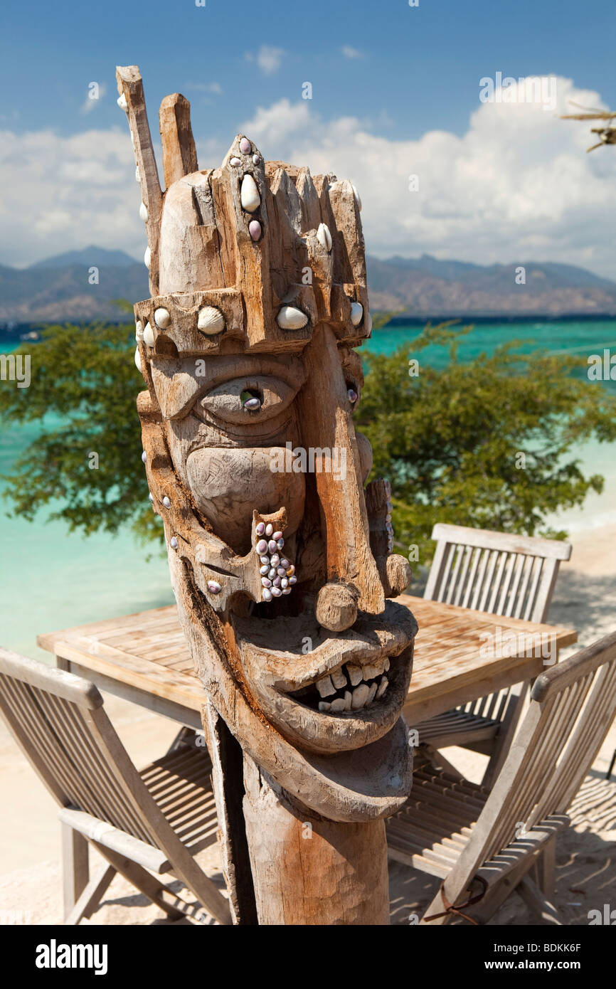 Indonesia, Lombok, Gili Trawangan, insolito driftwood arte figura nel ristorante del lungomare Foto Stock