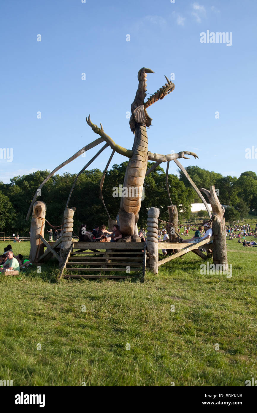 Statua del drago, cerchio di pietra al Glastonbury Festival 2009 Foto Stock