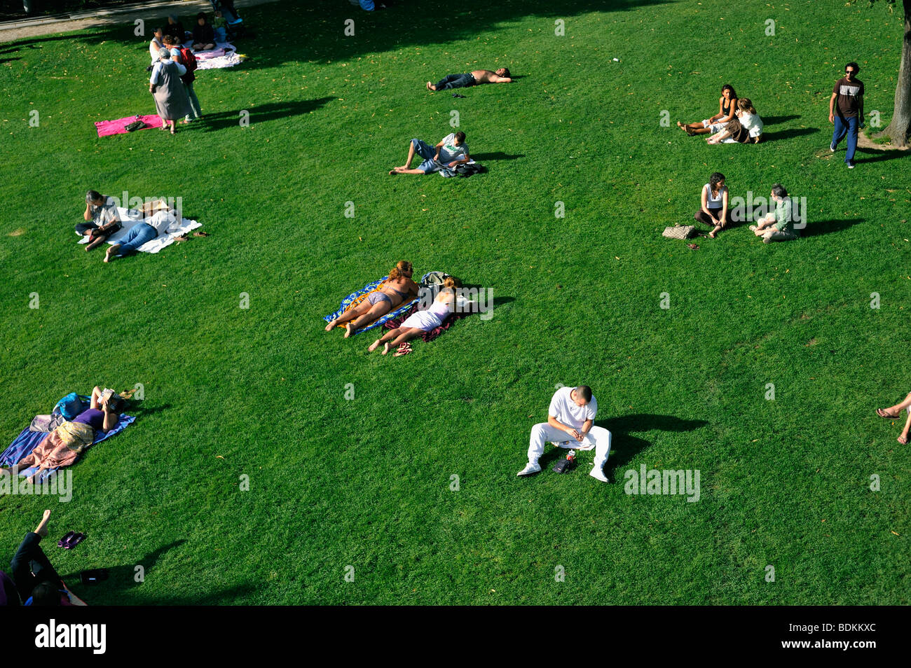 Parigi, Francia - Adulti francesi relax a Grass nel Parco Reuilly, (vicino al Parco 'Promenade Plantée'), Panoramica, vista, relax in giardino moderno Foto Stock