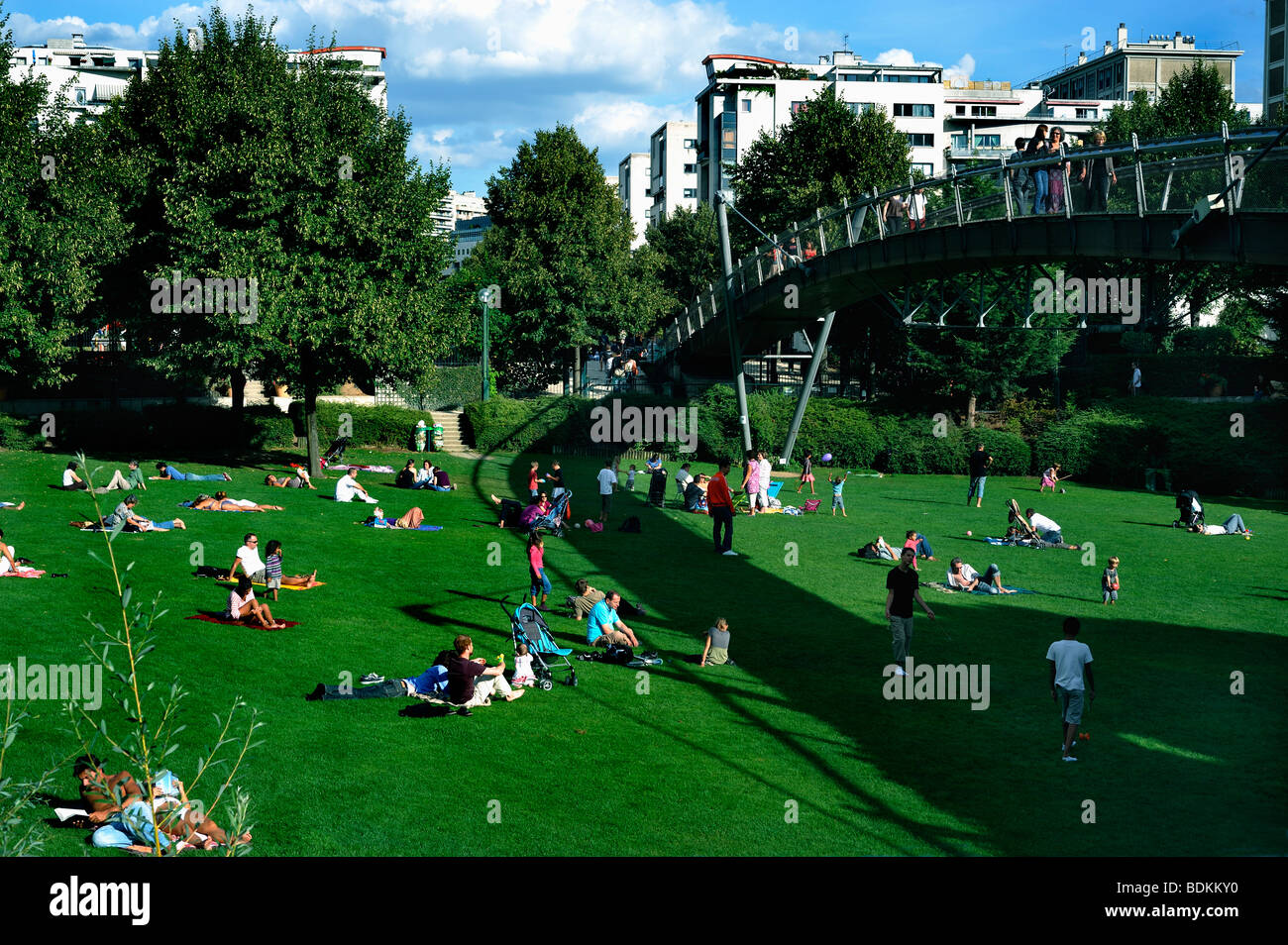 Parigi, Francia - Adulti francesi relax a Grass nel Parco Reuilly, vicino al Parco 'Promenade Plantée', Panoramica, vista, relax in giardino moderno. Foto Stock