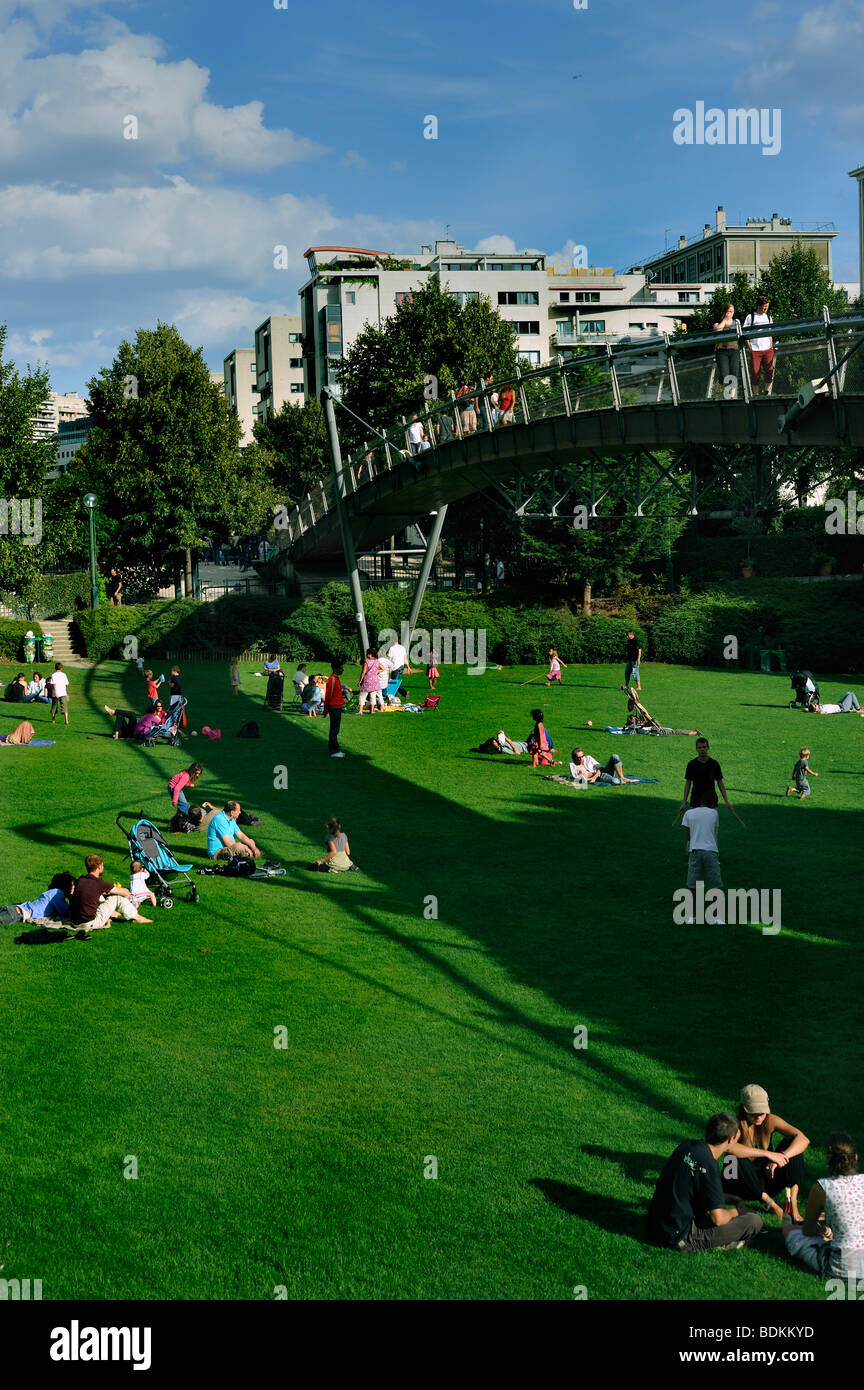 Parigi, Francia - Adulti francesi relax a Grass nel Parco Reuilly, vicino al Parco 'Promenade Plantée', Panoramica, vista, relax in giardino moderno Foto Stock