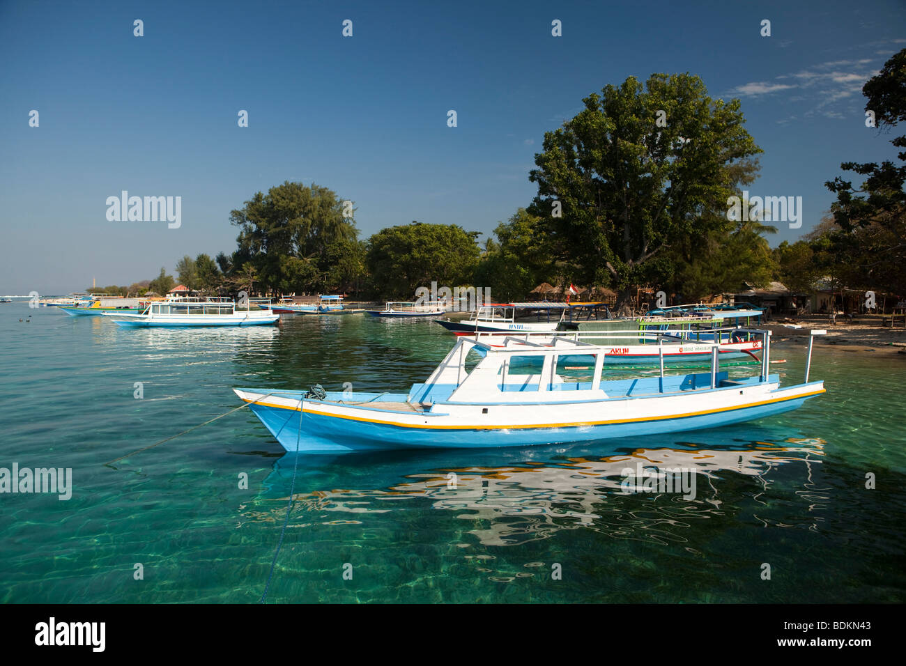 Indonesia, Lombok, Gili Air, porto, navi ormeggiate vicino a riva Foto Stock