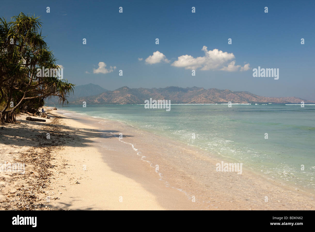 Indonesia, Lombok, Gili Air, spiaggia di sabbia bianca sulla costa opposta a Gili Meno Foto Stock