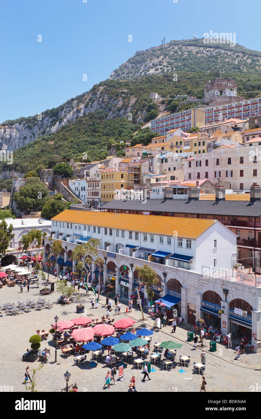 Gibilterra. Le caffetterie e i bar sulla piazza Casemates. Foto Stock