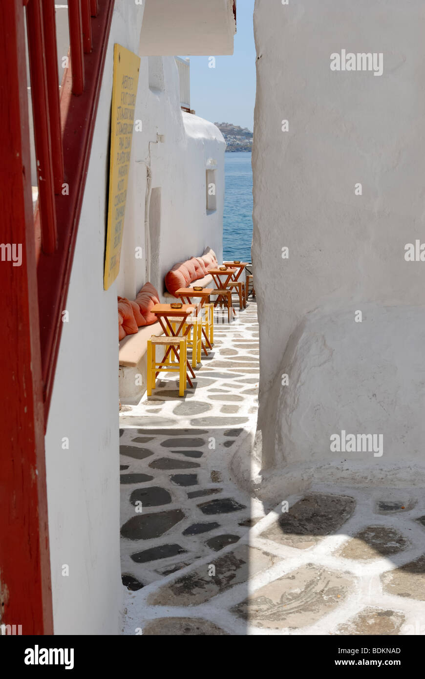 Un' ammenda stretto vicolo vista nella vecchia città di Mykonos. Hora, Mykonos, Cicladi, la Grecia, l'Europa. Foto Stock