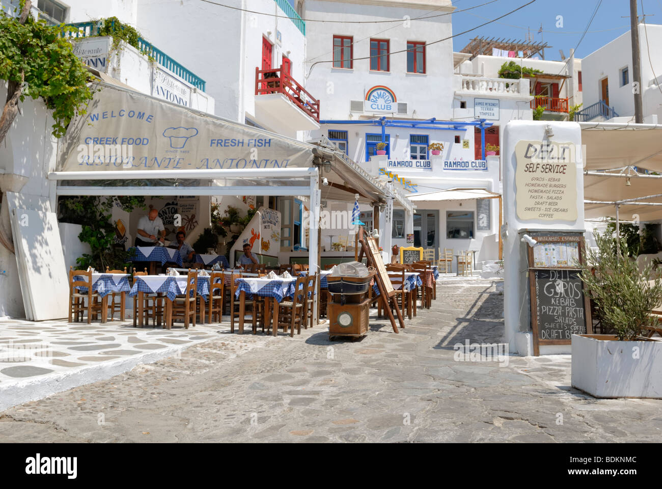 Una bella vista verso il ristorante e il club gay in taxi Piazza, Plateia Manto Mavrogenous, nella città di Mykonos. Hora, Myko Foto Stock