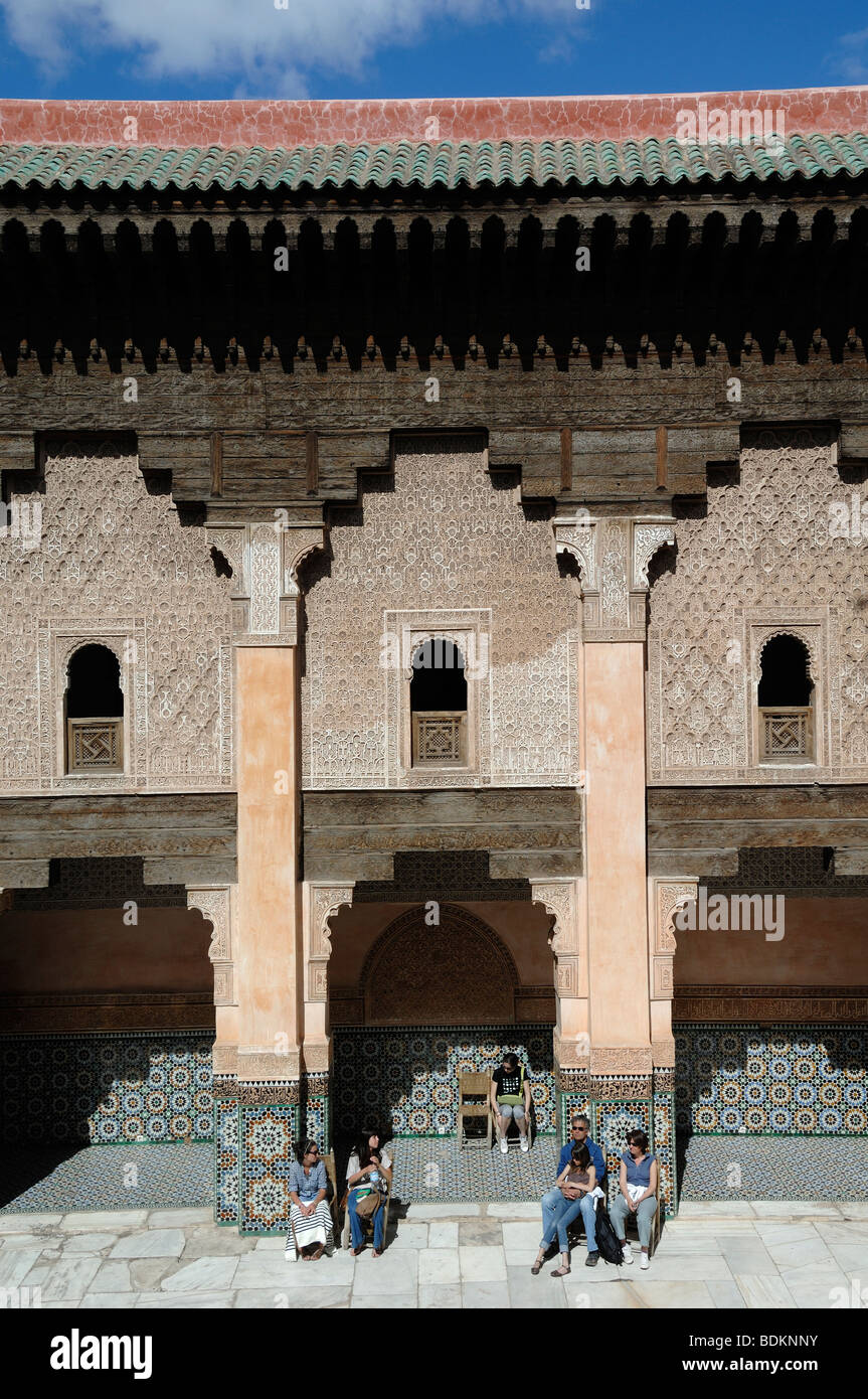 Cortile interno e muro decorativo Dettagli della Medrasa Ali Ben Youssef (completata nel 1564-65)) Accademia Islamica o Scuola, Marrakech, Marocco Foto Stock