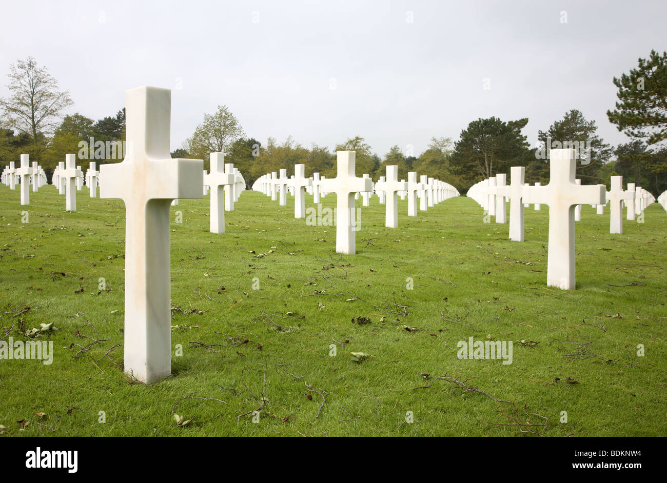 Croci Bianche e le tombe in Normandia Cimitero e memoriale americano a Omaha Beach, in Normandia, Francia, vicino a Bayeux. Foto Stock