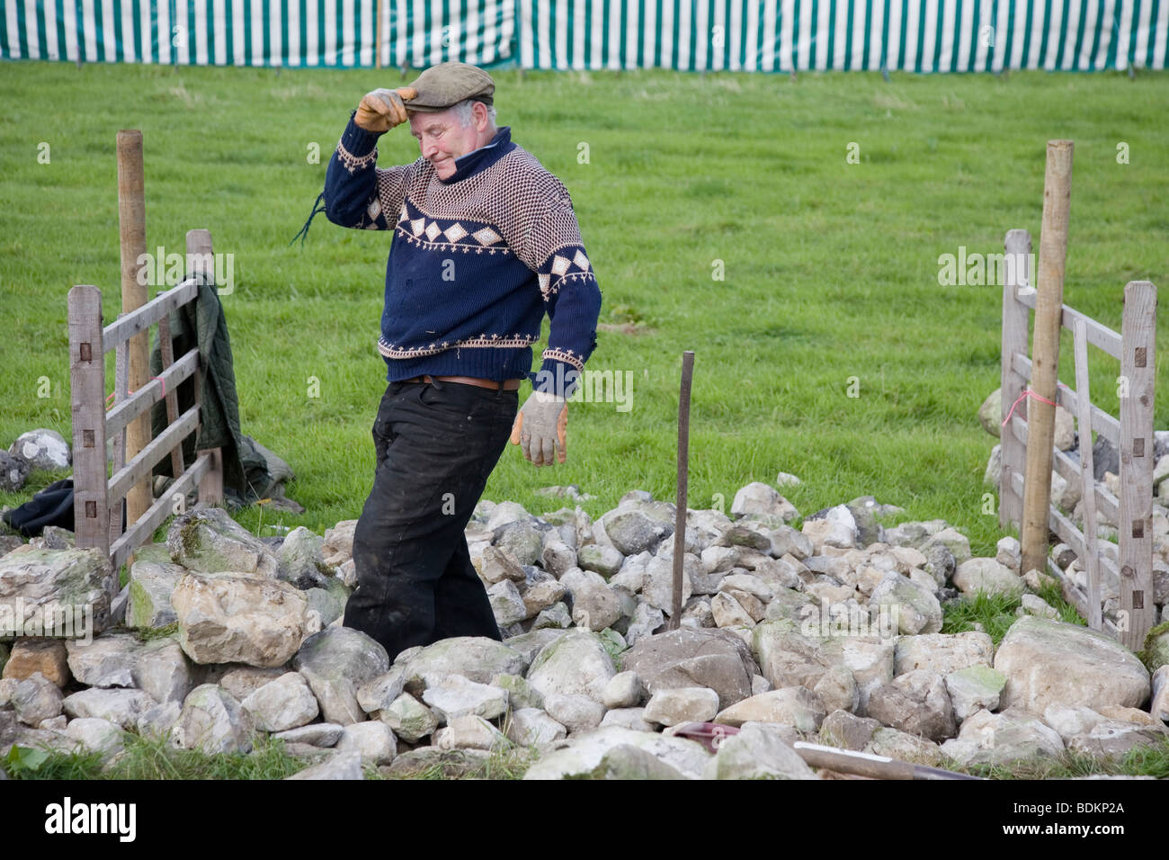 L'uomo prendendo parte a una stalattite muraria dimostrazione presso il Malham spettacolo agricolo, Malhamdale, Yorkshire Dales Foto Stock