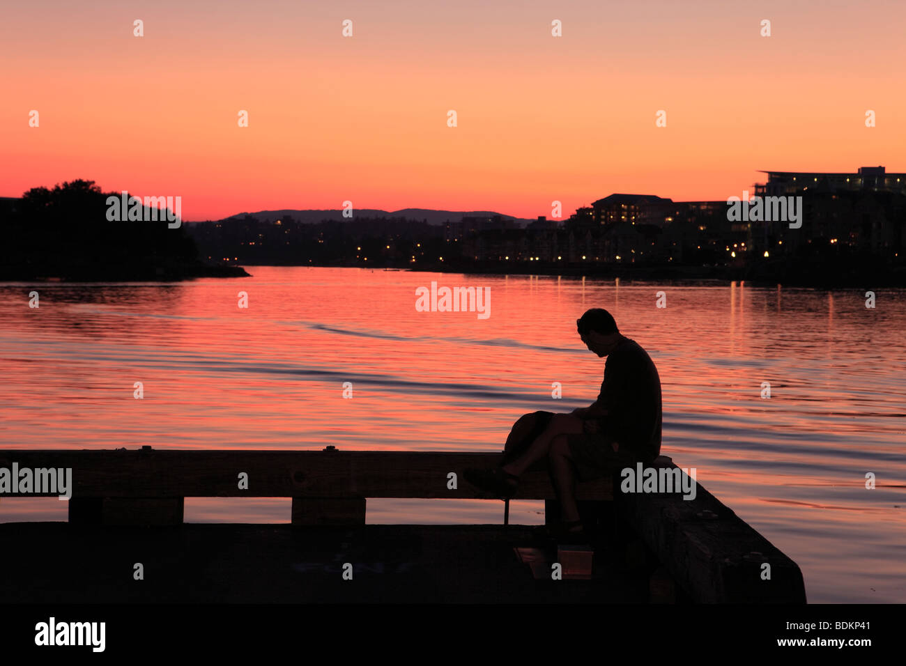 Uomo al tramonto, Victoria Inner Harbour, Victoria, Colombia britannica, Canada Foto Stock