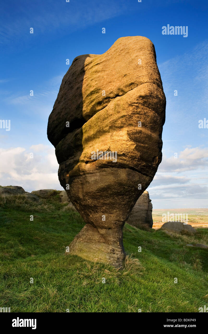 Il Kebstone o Bridestone, strana roccia a forma di formazione sul Bridestones Moor nr Todmorden, Calderdale, West Yorkshire, Regno Unito Foto Stock