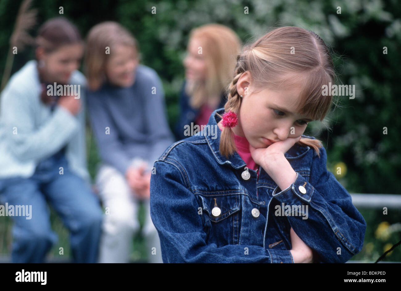 Il bambino si senta lasciata fuori dalla cricca o non fare amici facilmente, ella è guardando giù SerieCVS100008063 Foto Stock