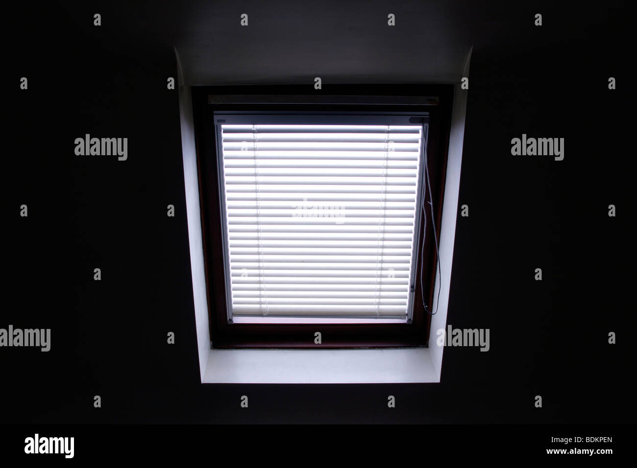 Finestra lucernario in camera mansardata con cieca Foto Stock