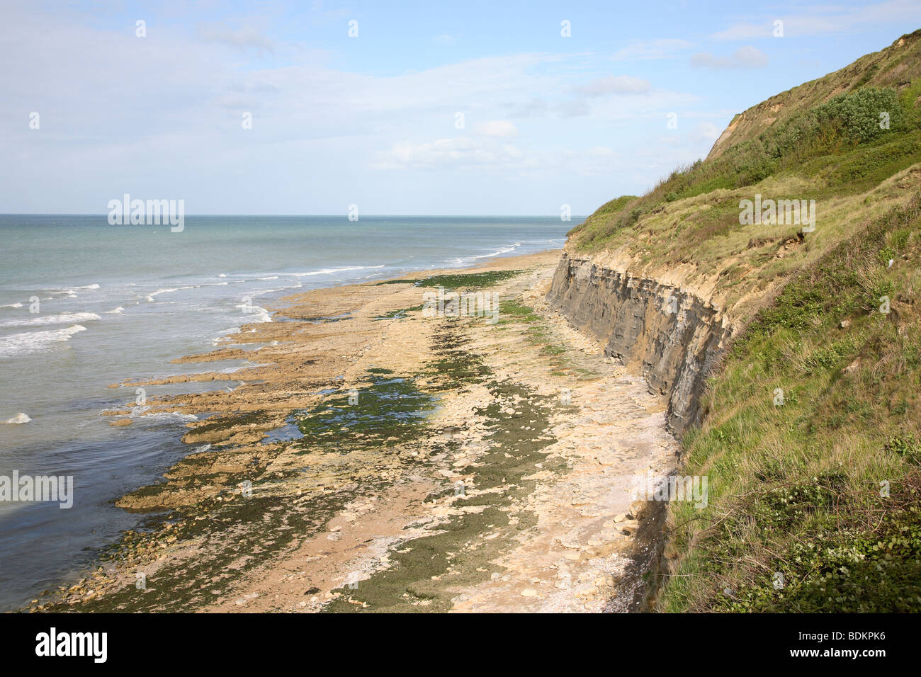 Scogliere e spiaggia a Port-en-Bessin, Normandia, Francia. Foto Stock
