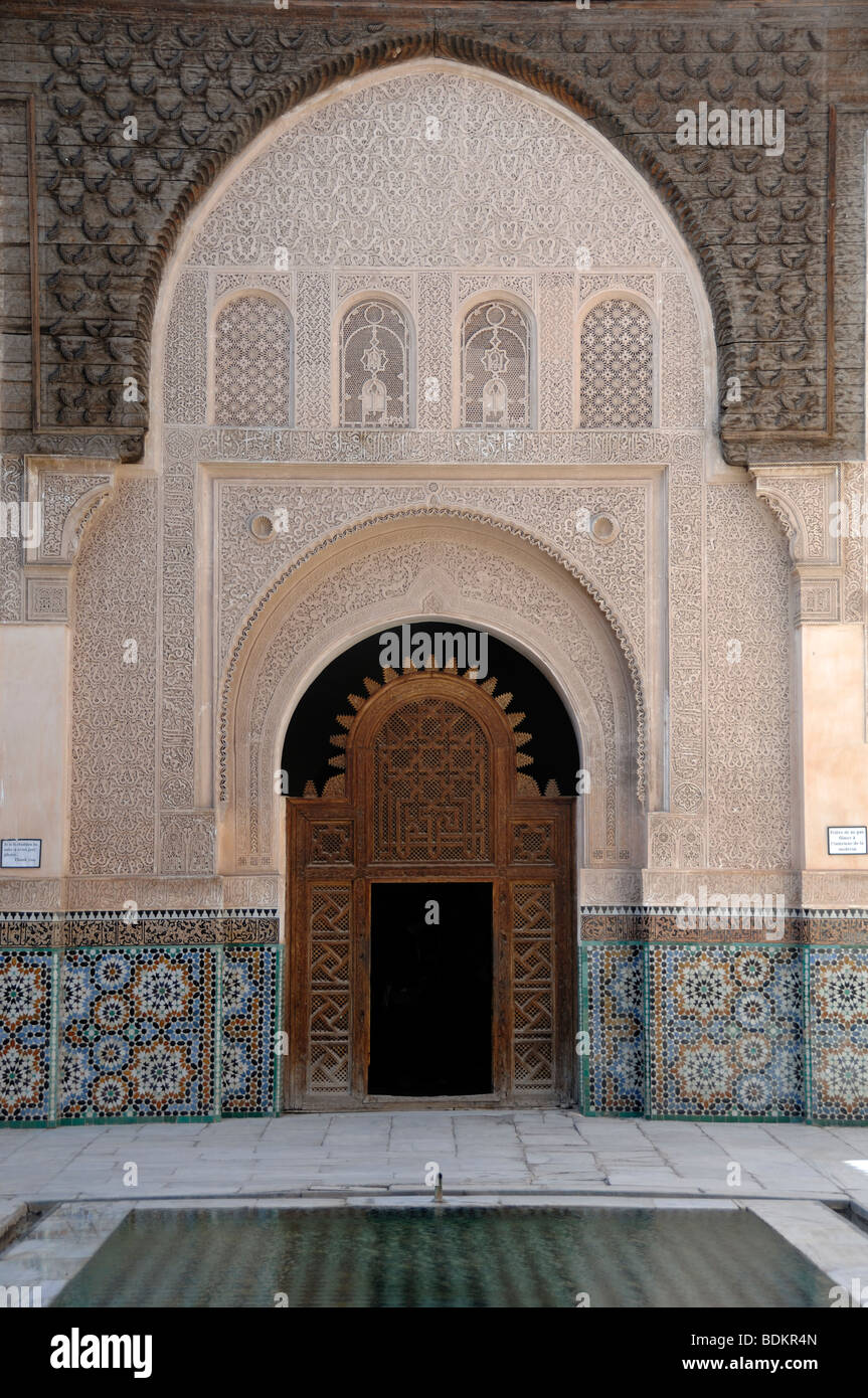 Ingresso e piscina centrale nel cortile della Madrasa Ali Ben Youssef (completata nel 1564-65) o Scuola Islamica di Marrakech, Marocco Foto Stock