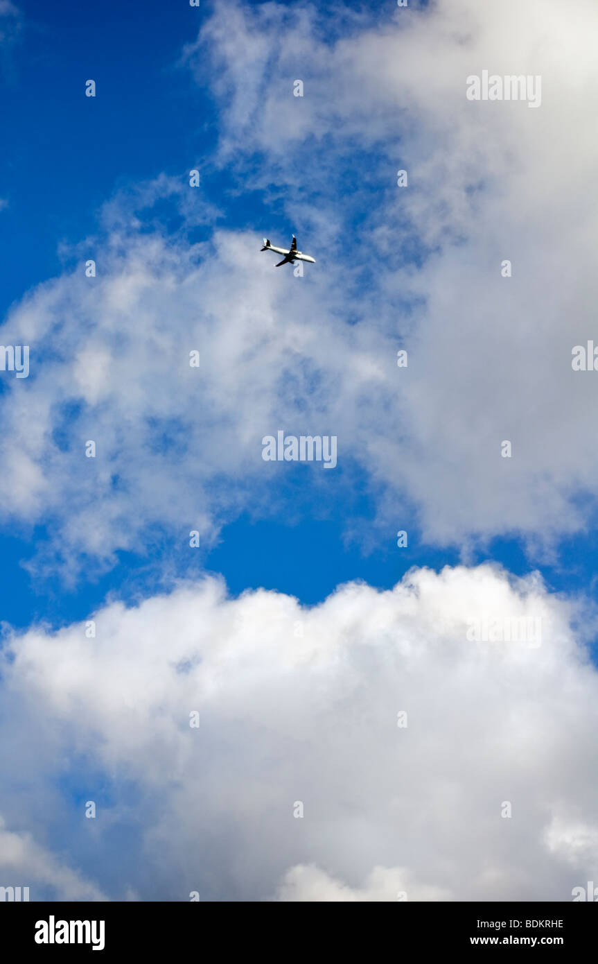 Un passeggero aereo attraverso un nuvoloso cielo blu Foto Stock