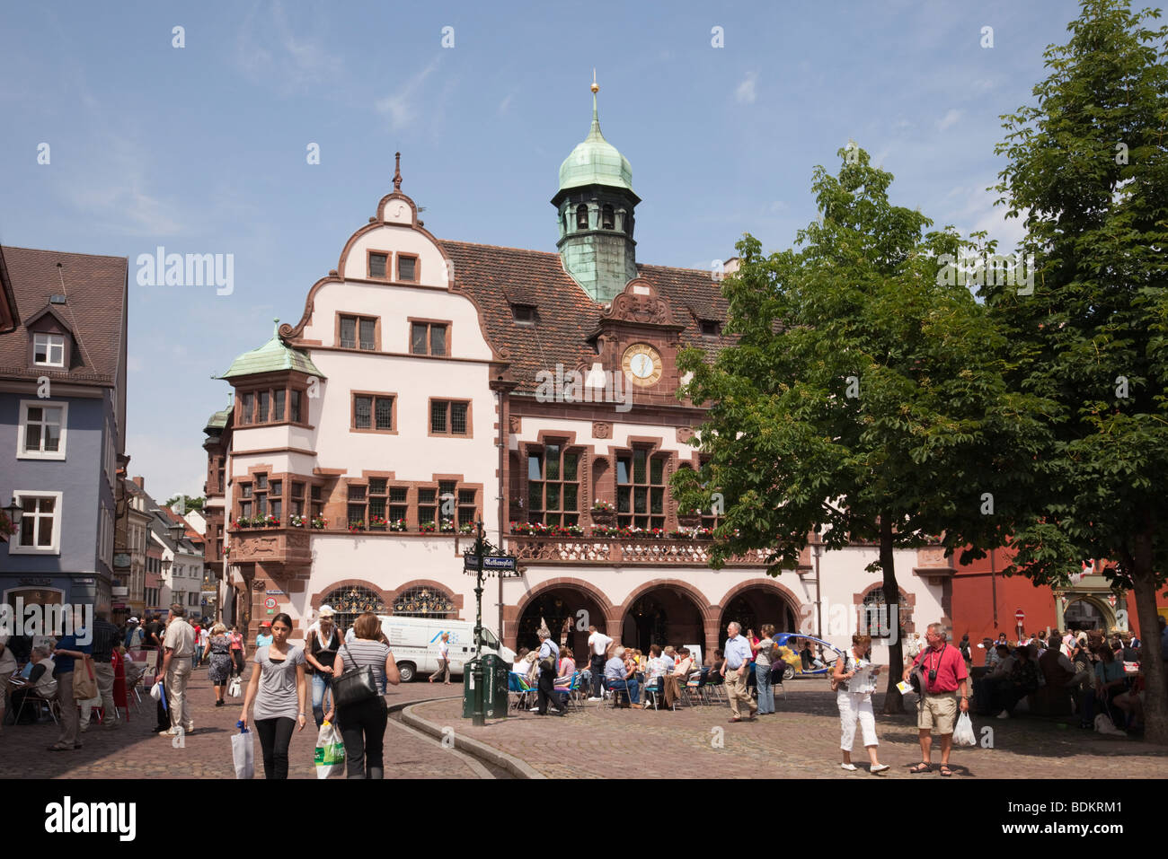 Freiburg, Breisgau, Baden-Württemberg, Germania. Piazza occupato dal XVI secolo Altes Rathaus vecchio municipio edificio 1559 Foto Stock