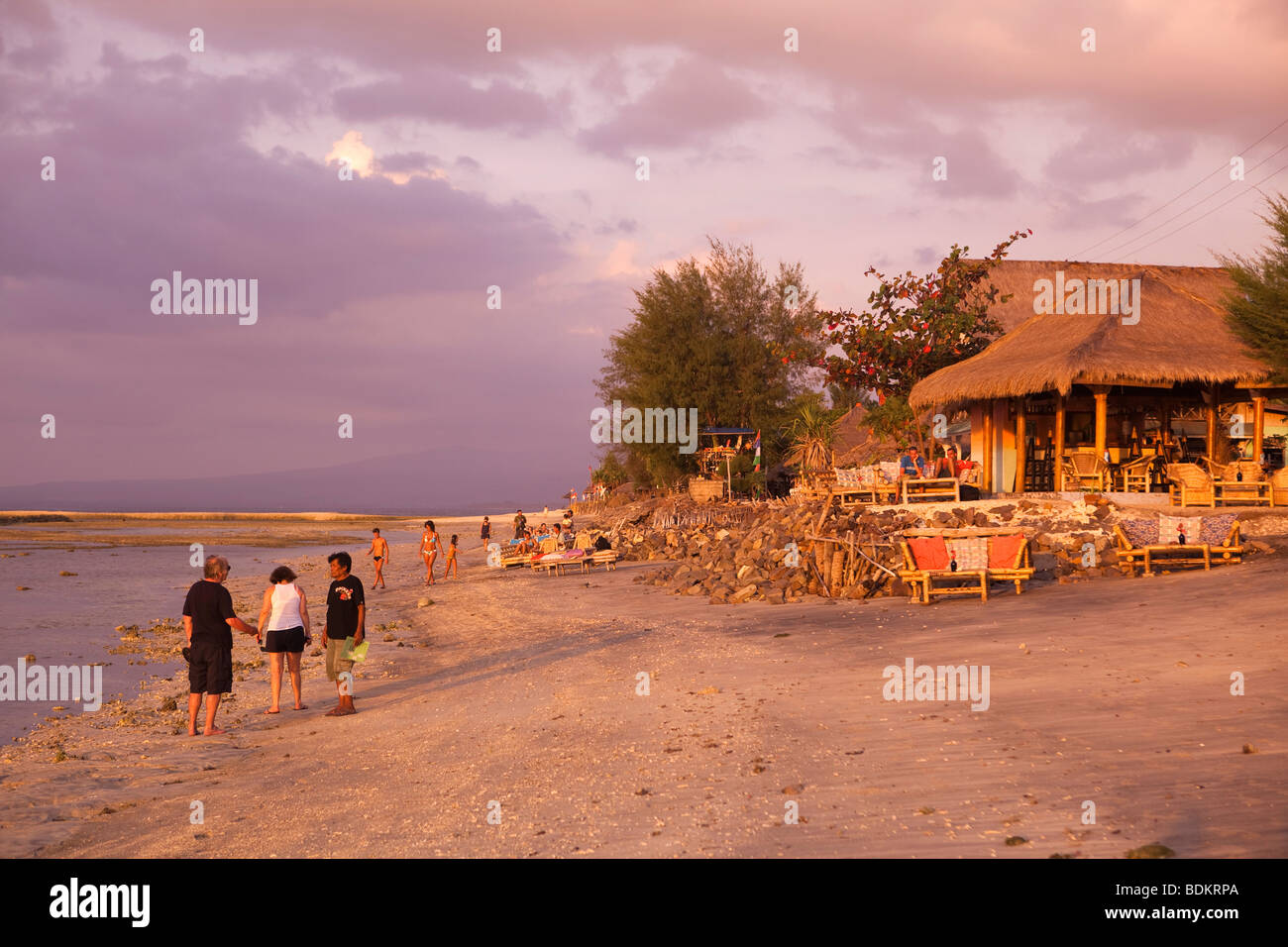 Indonesia, Lombok, Gili Air, costa nord, tramonto, punto di incontro di persone di godere di sole di setting Foto Stock