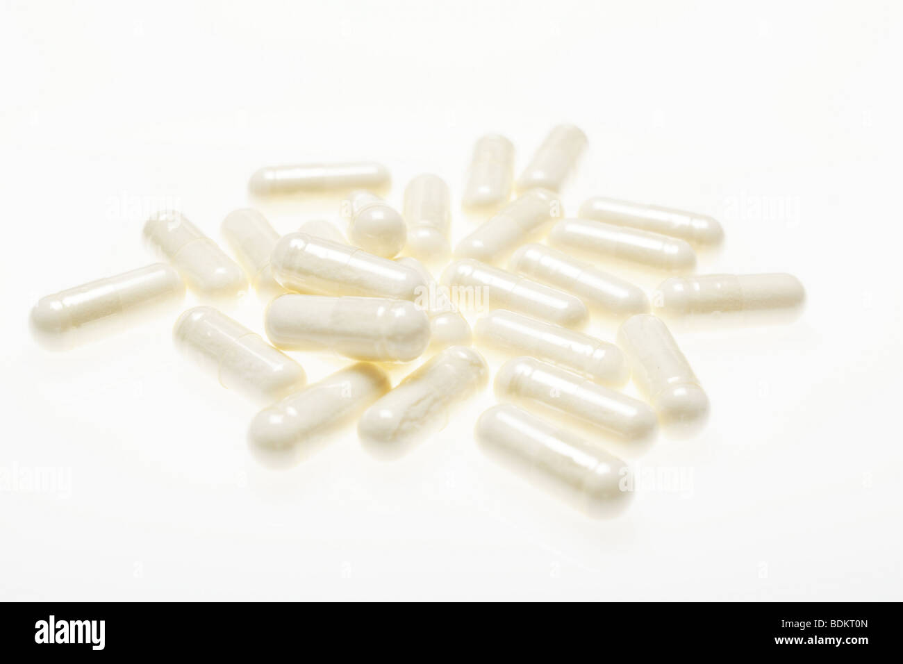 Pillole su sfondo bianco Foto Stock