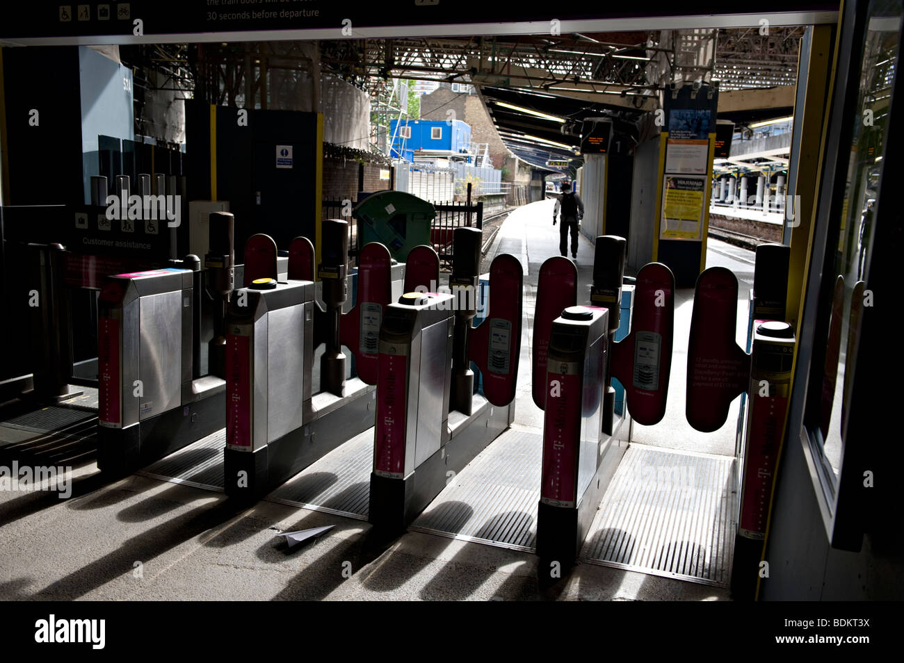 Barriere di biglietteria presso la stazione ferroviaria di Victoria, Londra, Regno Unito. Foto Stock