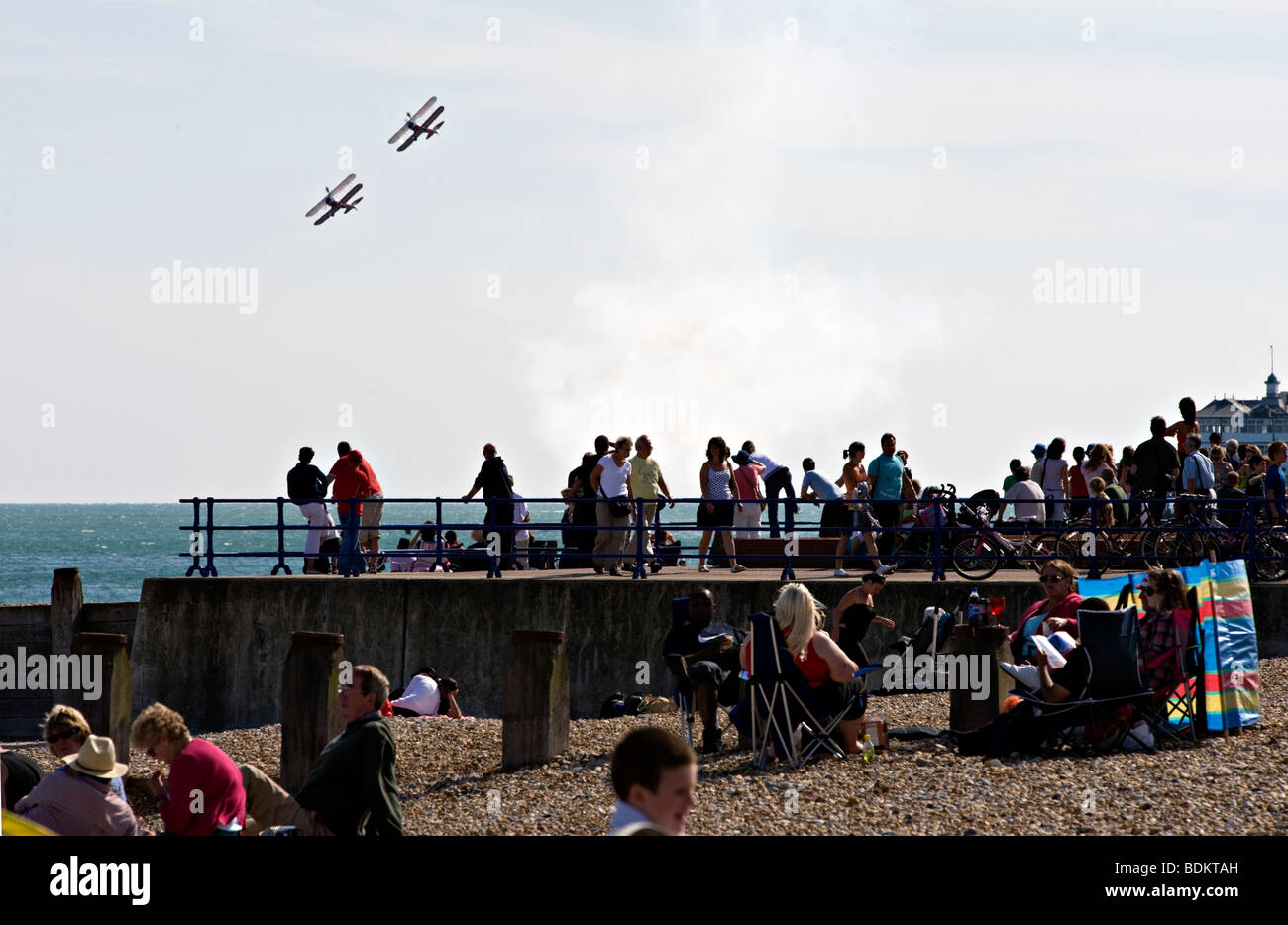 Due biplani eseguire per la spiaggia di folle a Eastbourne, airshow Inghilterra. Foto Stock