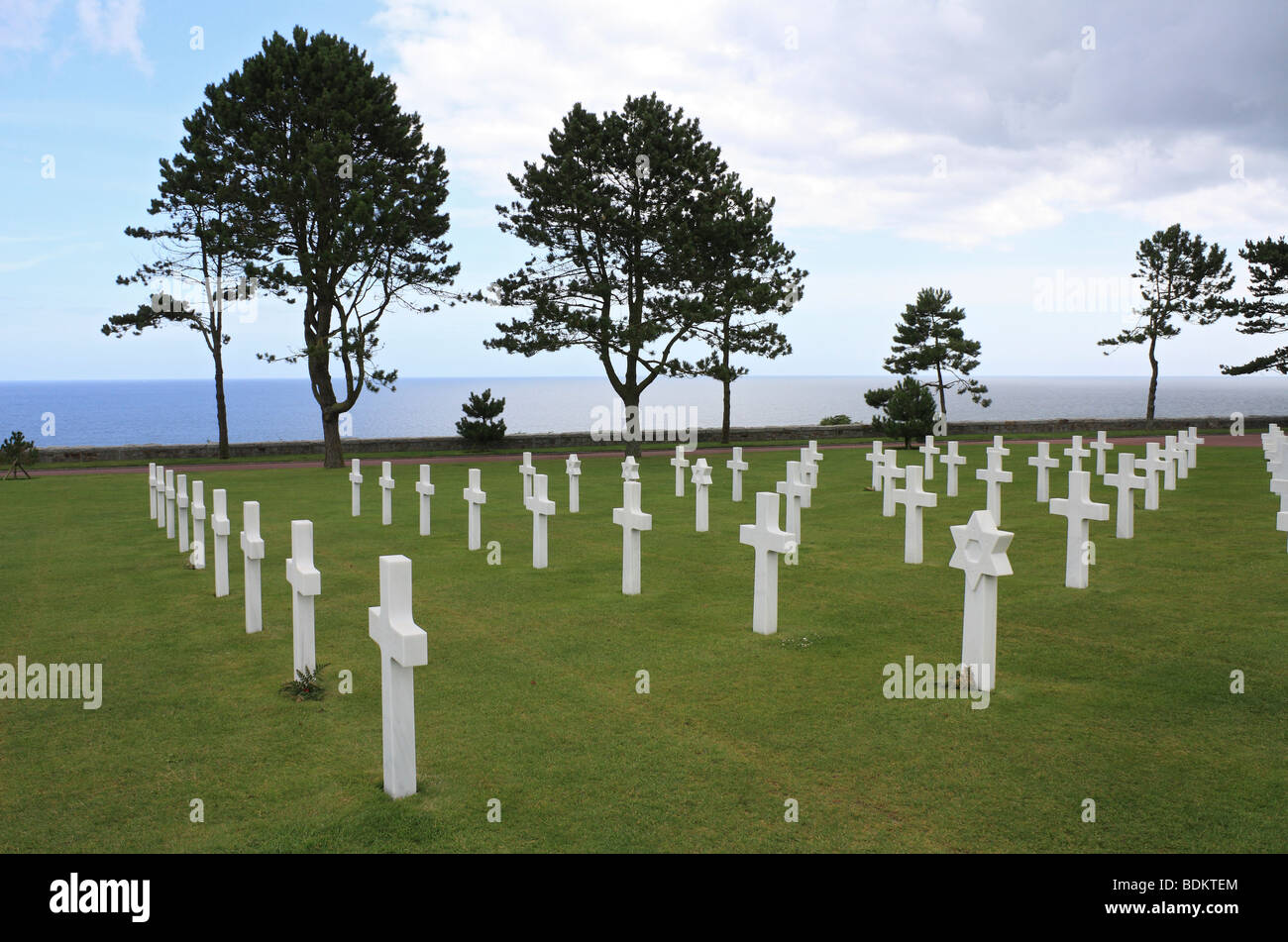 Graves al American cimitero di guerra, sopra la spiaggia di Omaha A Colleville-sur-Mer, Normandia Francia Foto Stock