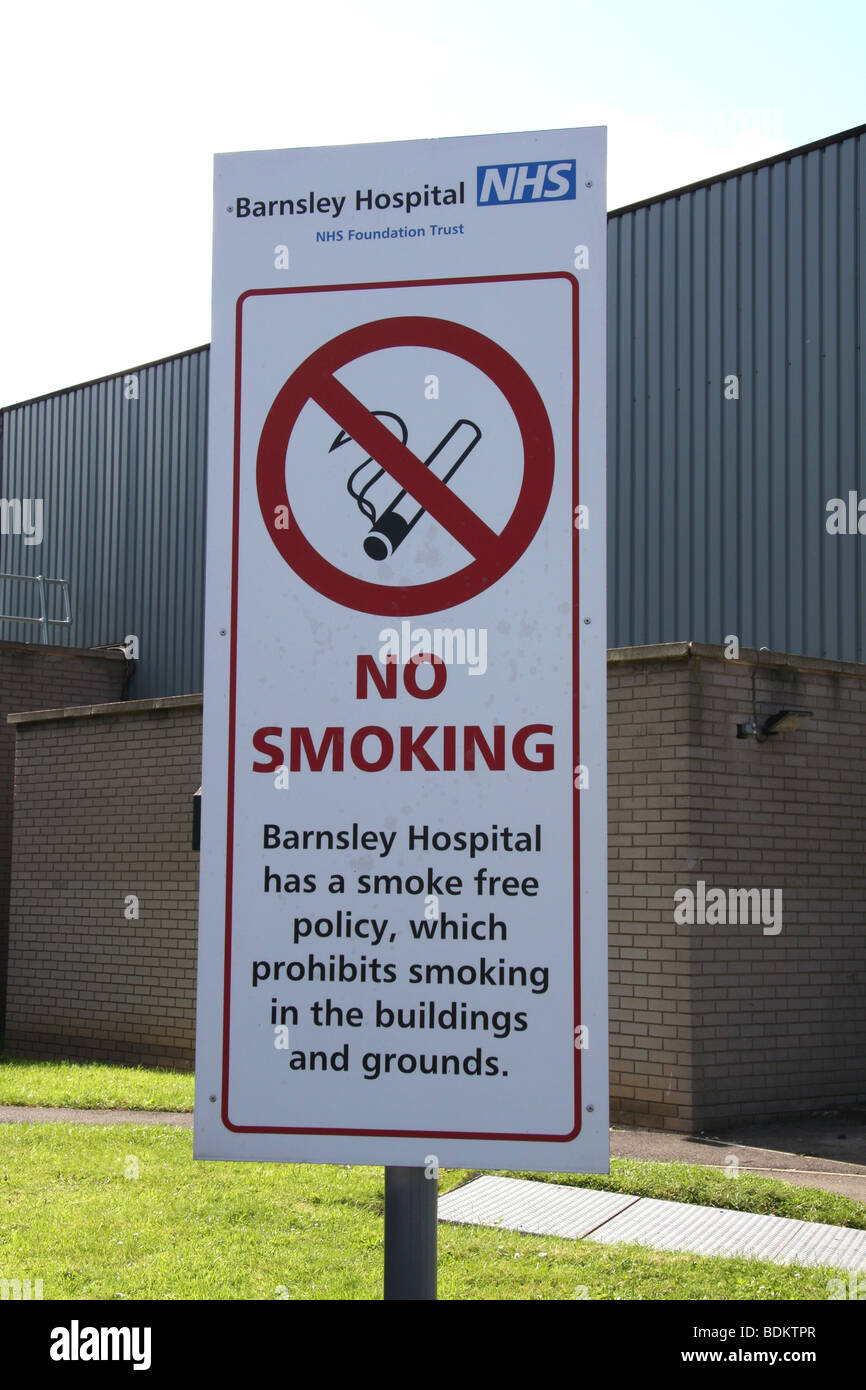 Vietato fumare in ingresso a Barnsley ospedale Foto Stock