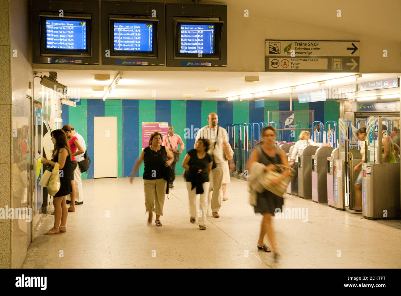 Pendolari a difesa della stazione della metropolitana, Parigi, Francia Foto Stock