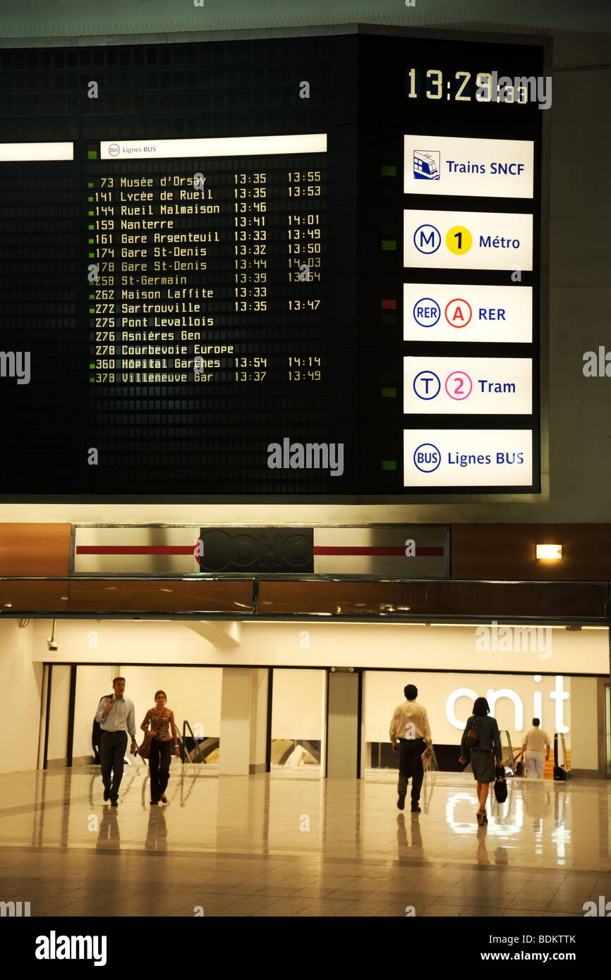 Pendolari a difesa della stazione, Parigi Francia Foto Stock