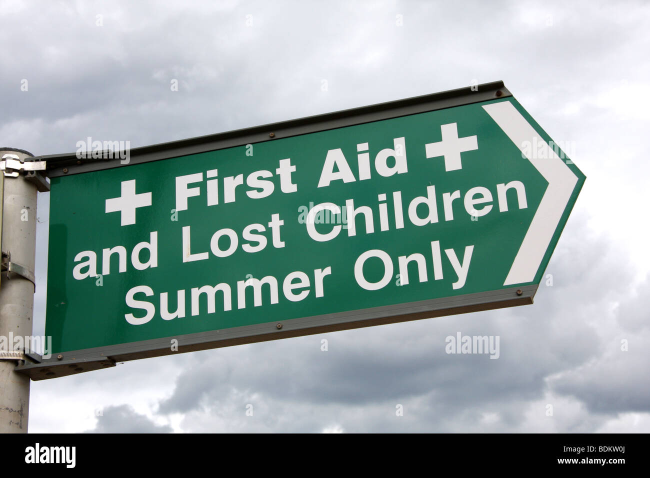 Segno per posti di primo soccorso e perso i bambini, Mablethorpe Lincolnshire Foto Stock