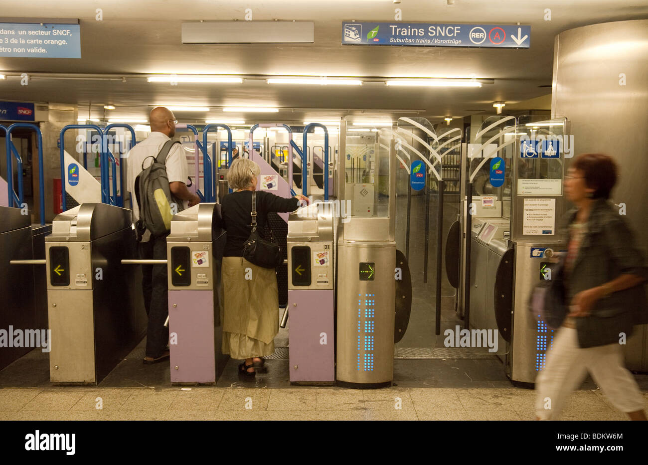 Pendolari a difesa della stazione della metropolitana, Parigi, Francia Foto Stock