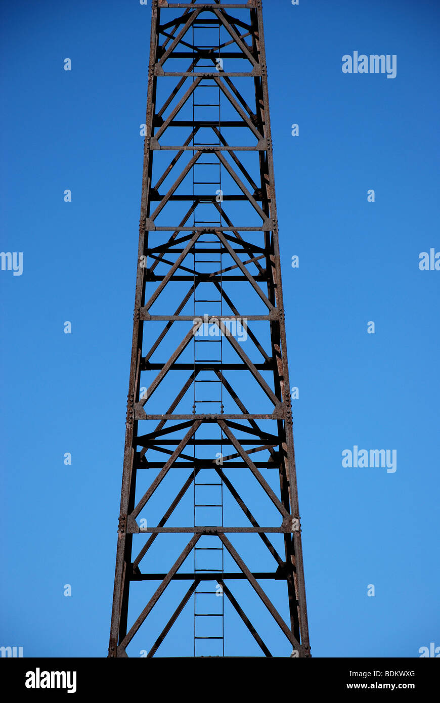 Metallo, torre faro su un molo presso la riva del lago Michigan, Chicago, IL, Stati Uniti d'America Foto Stock