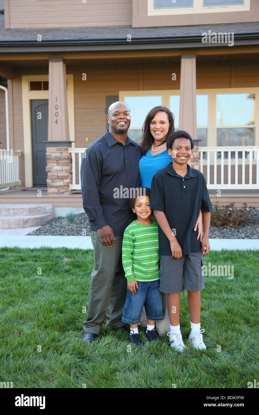 La famiglia di fronte a casa Foto Stock