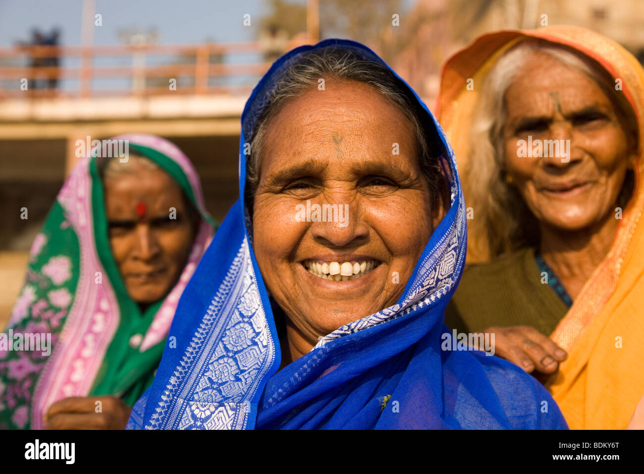 Tre donne Indù indossare sciarpe sopra le loro teste stand sui Ghat Dasawamedh nella città di Varanasi (India). Foto Stock