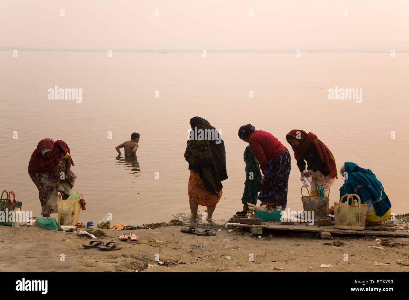 Le donne si preparano a prendere un rituale purifaction vasca da bagno nel fiume lungo le rive del Gange (Gange) fiume in Varanasi. Foto Stock
