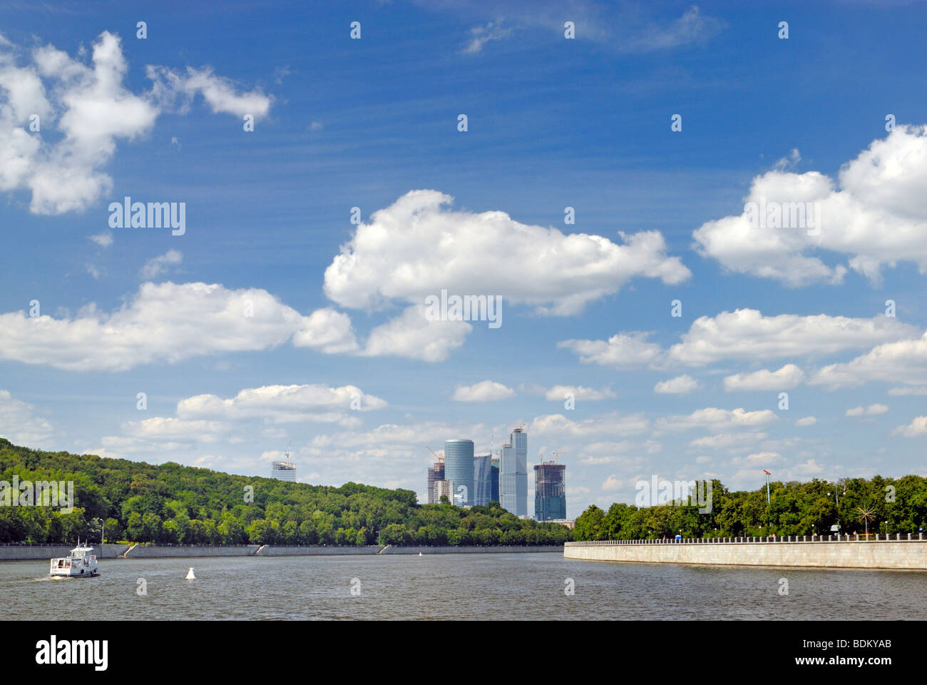 Mosca città business dietro il fiume di Mosca Foto Stock