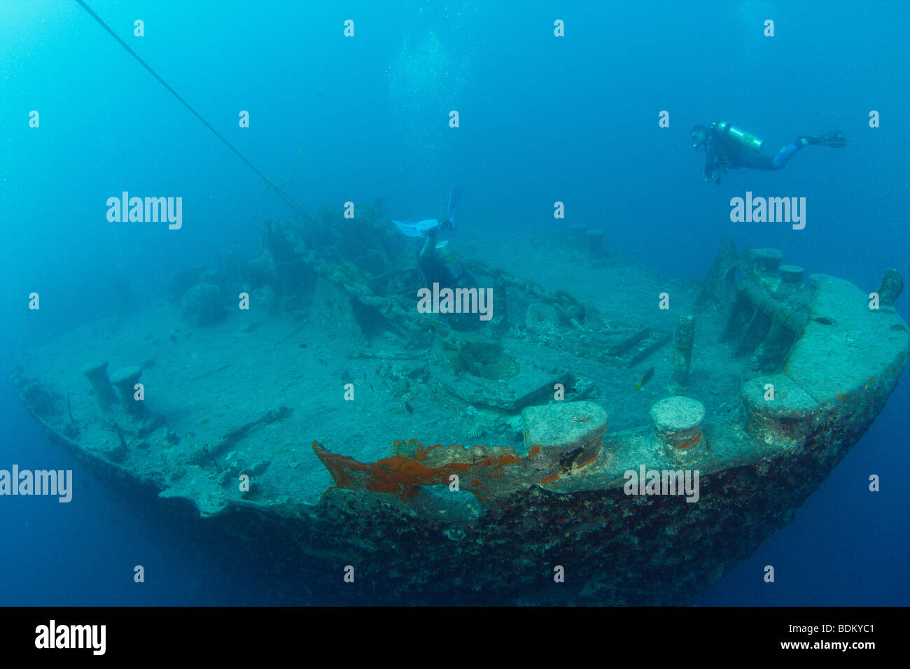 Due subacquei ad esplorare la prua del relitto SS Thistlegorm Foto Stock