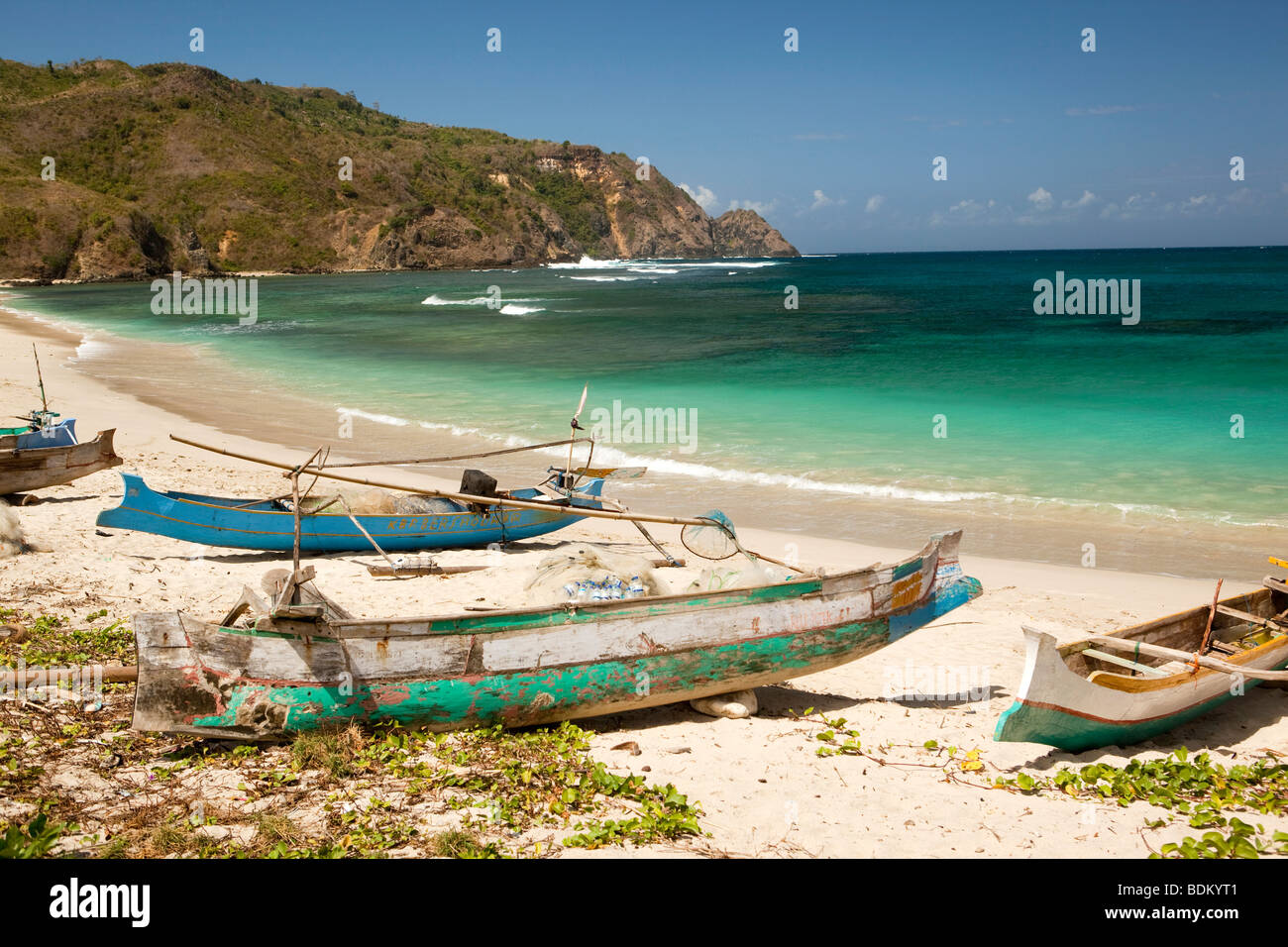 Indonesia, Lombok, South Coast, Mawun, colorfully dipinto Barche di pescatori sulla spiaggia Foto Stock